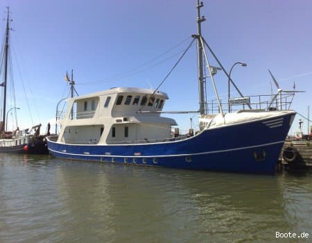 Motoryacht aus Stahl mit Aluminiumaufbau