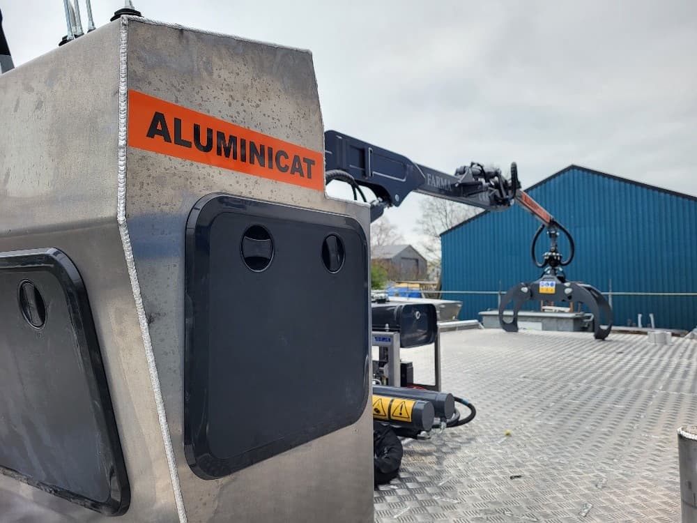 ALUMINICAT 850 - Neues Arbeitsboot aus Aluminium mit Farma-Kran