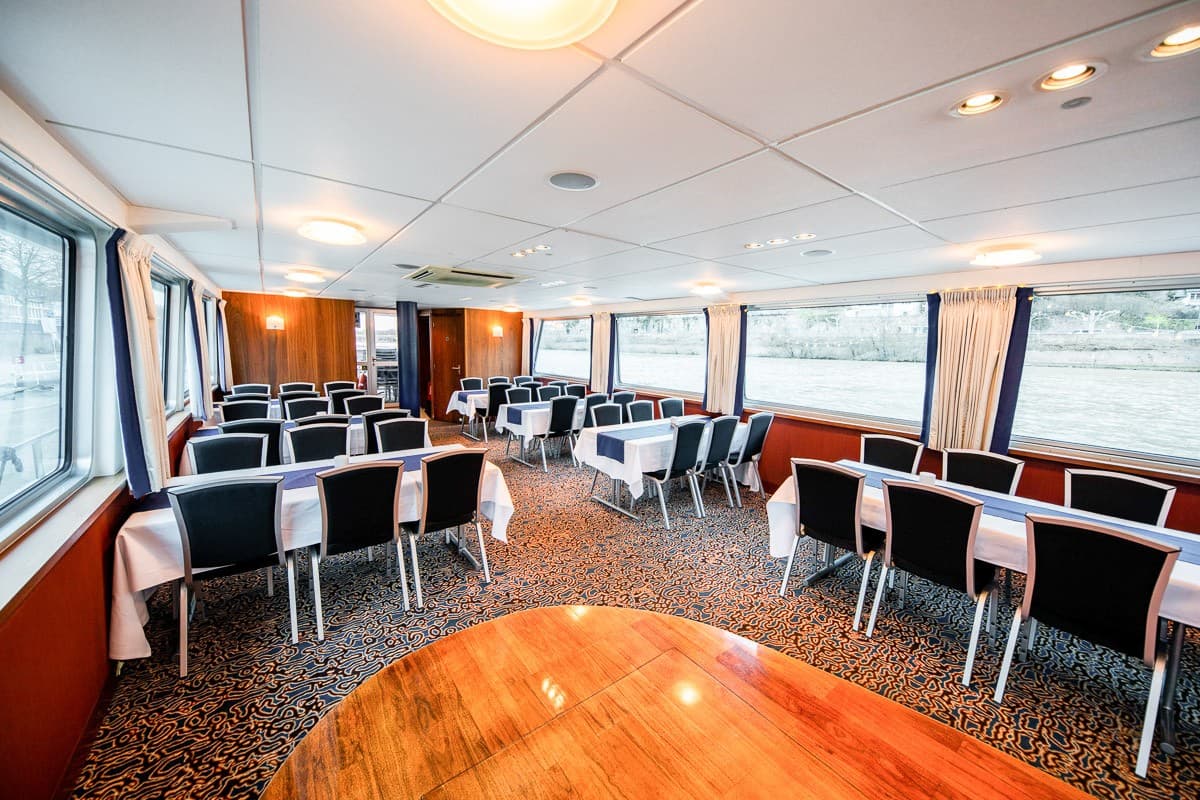 Luxuriöse Yacht und Fahrgastschiff – Bild 4