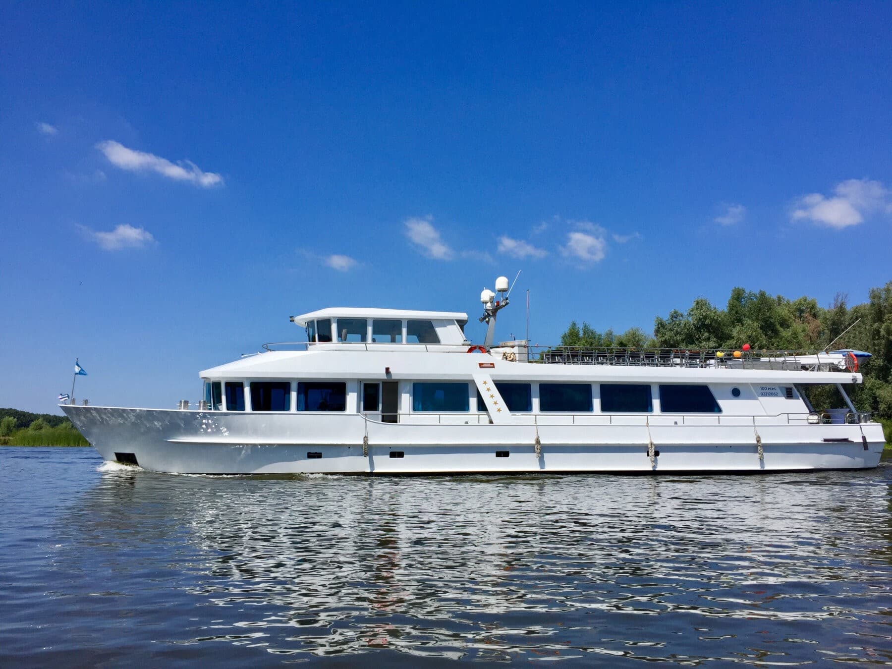 Luxuriöse Yacht und Fahrgastschiff – Bild 3