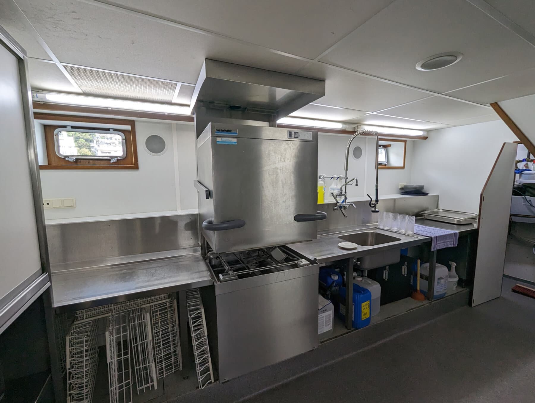 Luxuriöse Yacht und Fahrgastschiff – Bild 10