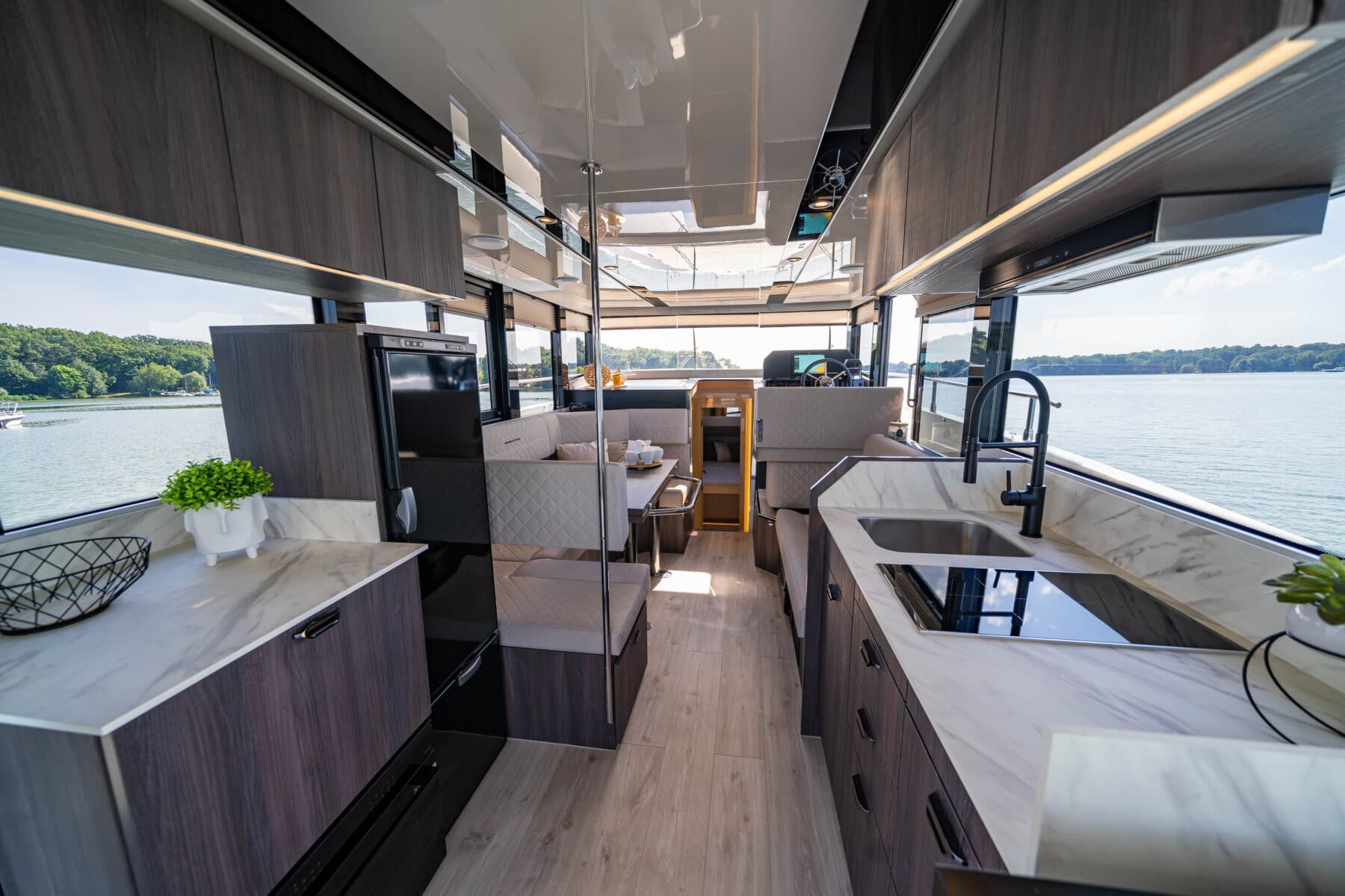 Cobra Yachts Maestro 42 Flybridge – Bild 8