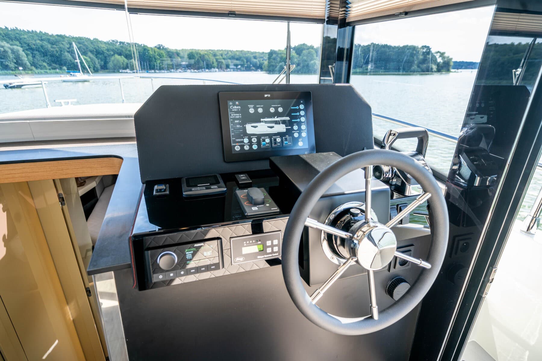 Cobra Yachts Maestro 42 Flybridge – Bild 7