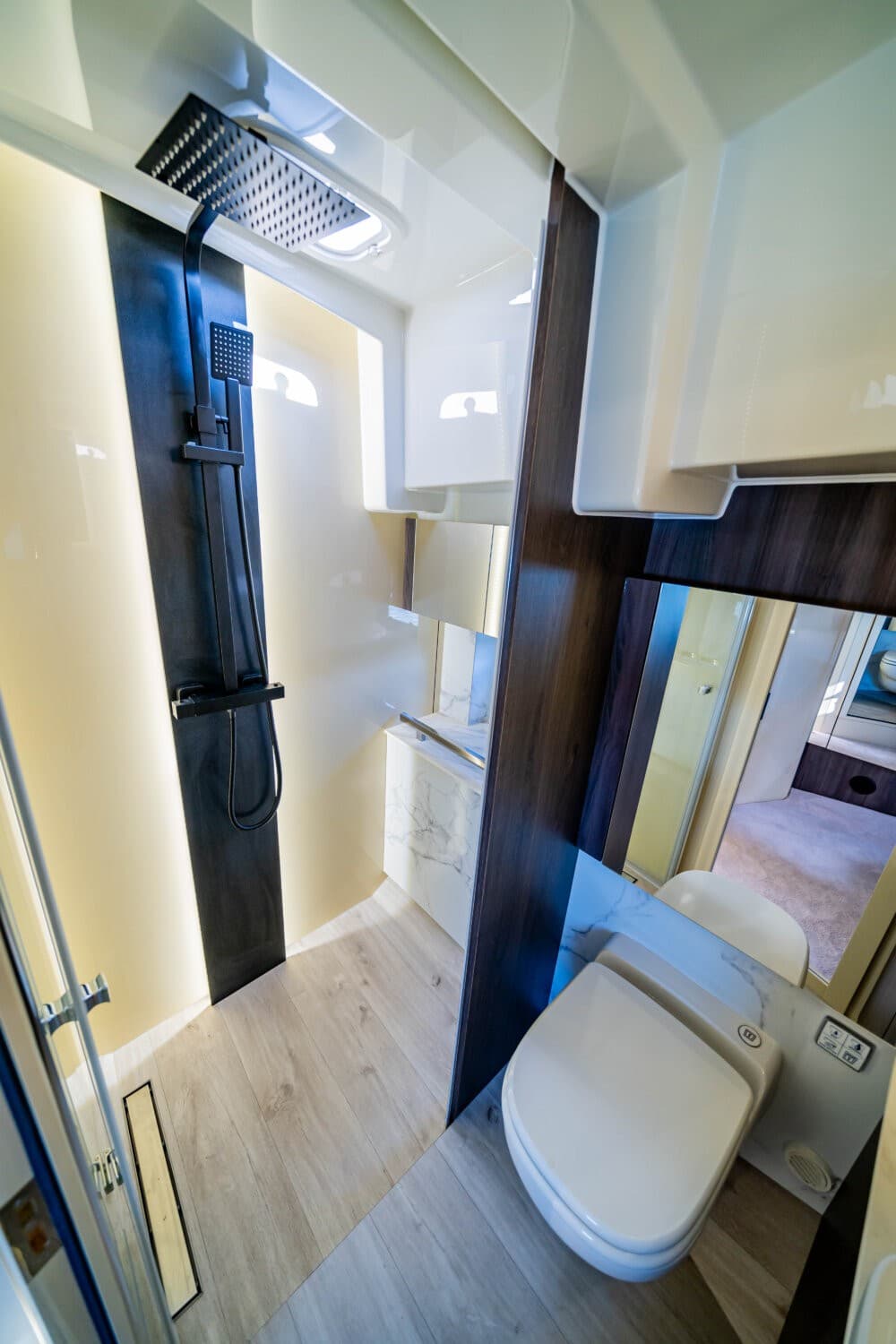 Cobra Yachts Maestro 42 Flybridge – Bild 9
