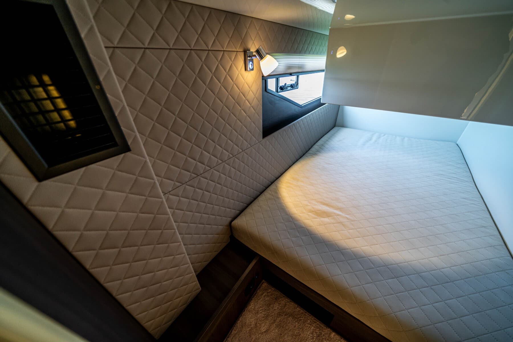 Cobra Yachts Maestro 42 Flybridge – Bild 11