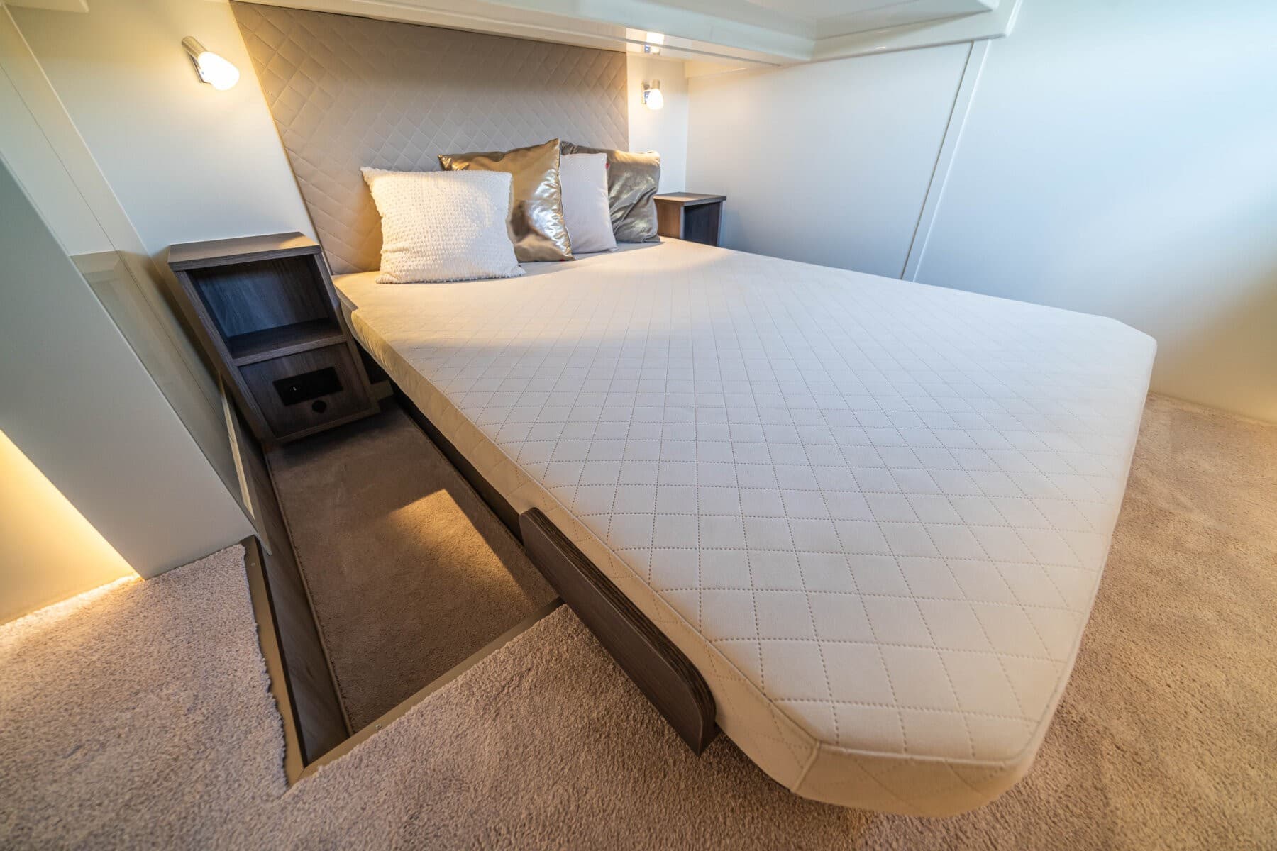 Cobra Yachts Maestro 42 Flybridge – Bild 10