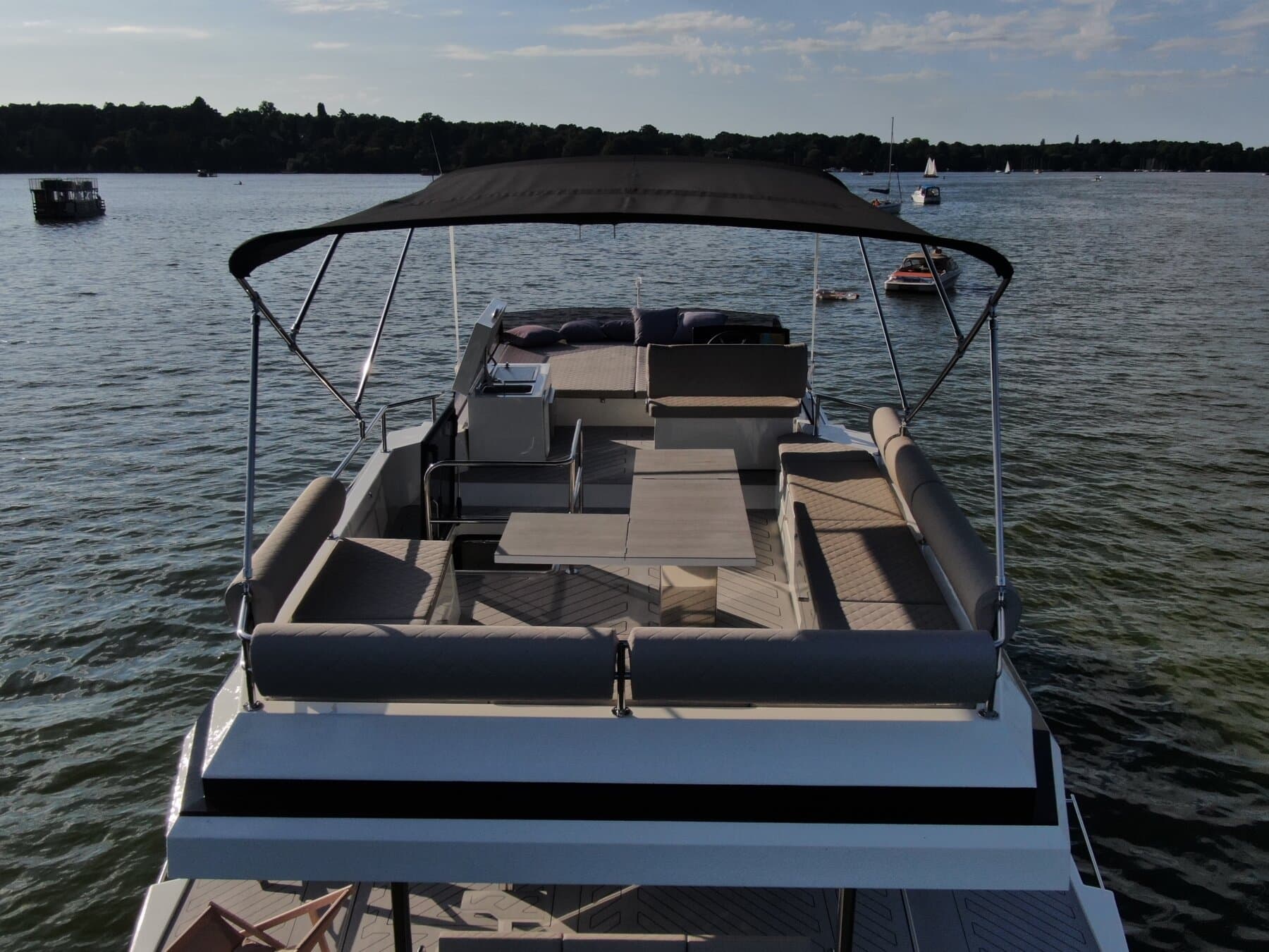 Cobra Yachts Maestro 42 Flybridge – Bild 3