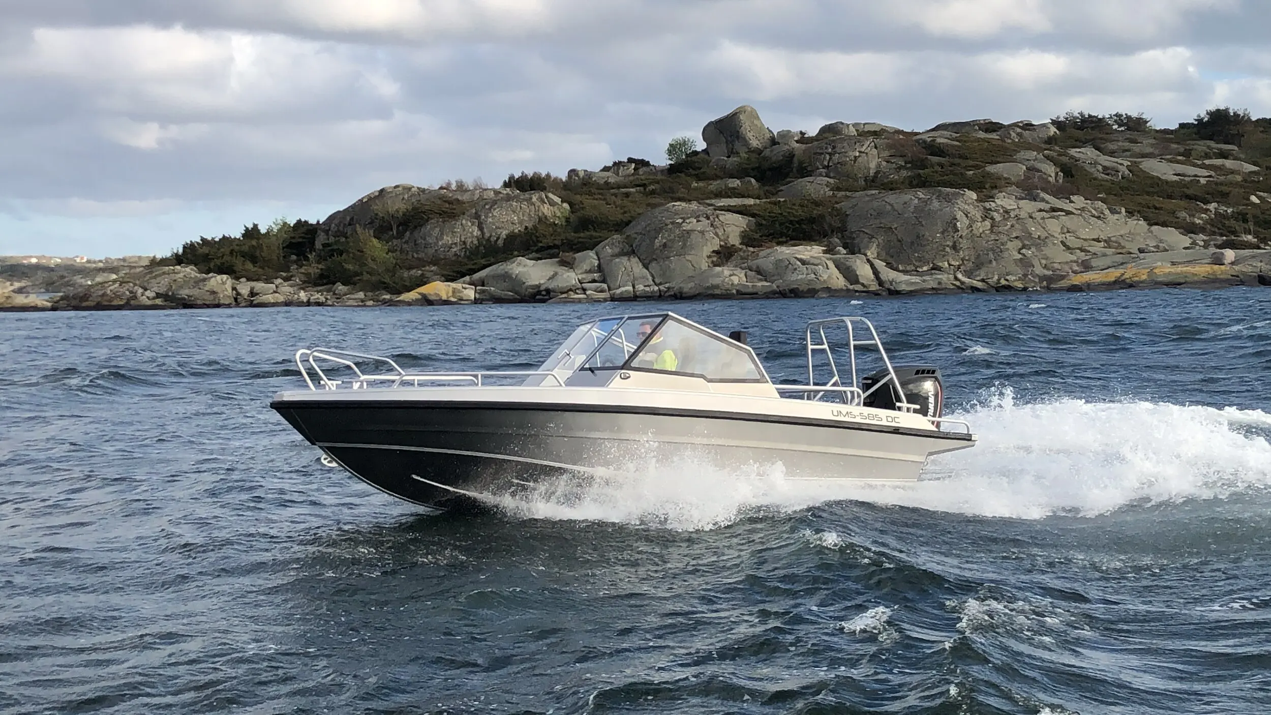 Sonderangebot / Gesamtpaket: UMS 585 DC + Yamaha VMAX 115 HP + Vanclaes Trailer – Bild 2