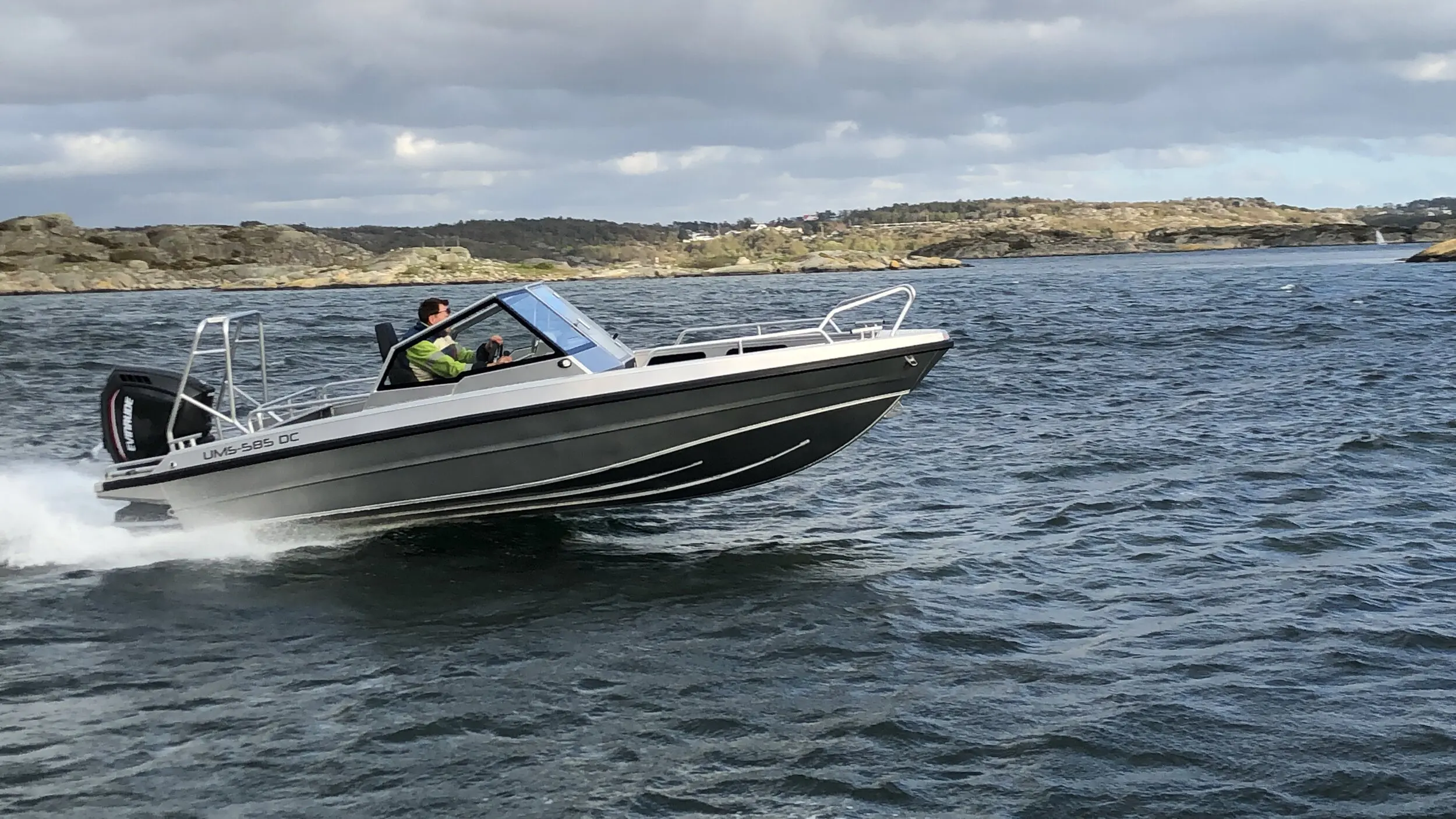 Sonderangebot / Gesamtpaket: UMS 585 DC + Yamaha VMAX 115 HP + Vanclaes Trailer
