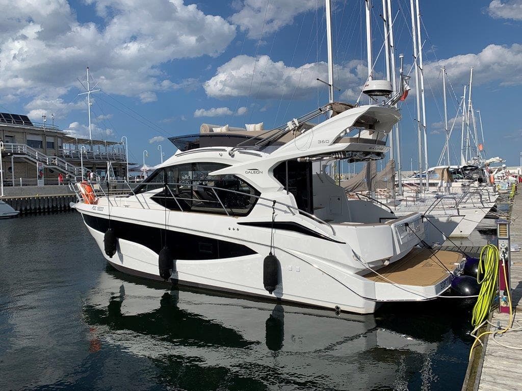 Yacht GALEON 360 FLY - 2018 (11.4 m) 2 x Volvo Penta D4-225 Bereit für die Saison