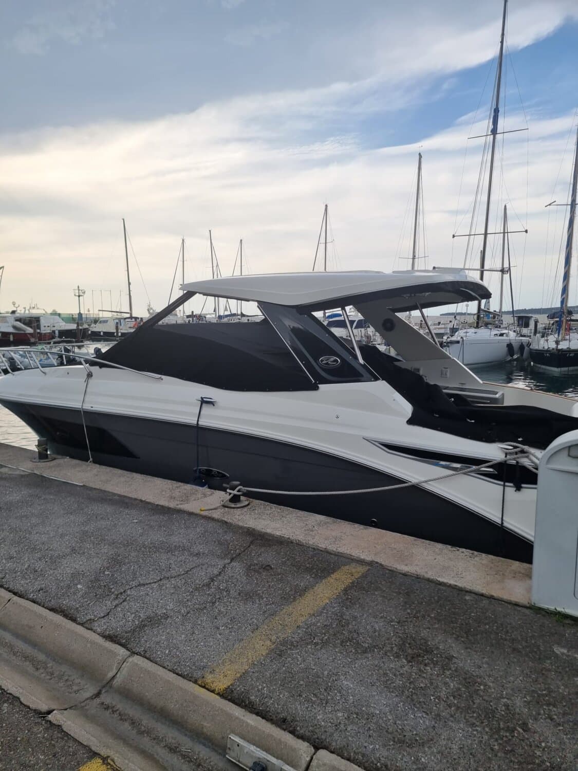 Yacht SEA RAY 320 SUNDANCER 2023 2x MerCruiser 6.2l MPI ECT 350 PS einwandfreier Zust. – Bild 3