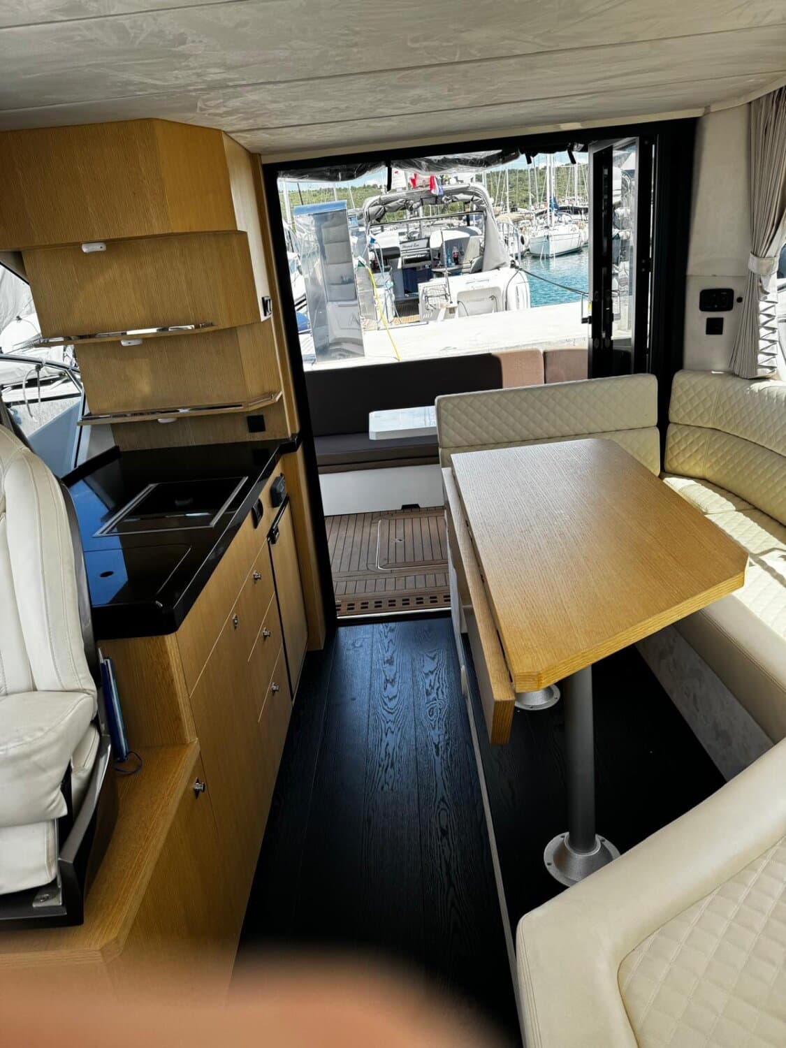 Yacht GALEON 360 FLY - 2018 (11.4 m) 2 x Volvo Penta D4-225 Bereit für die Saison – Bild 8