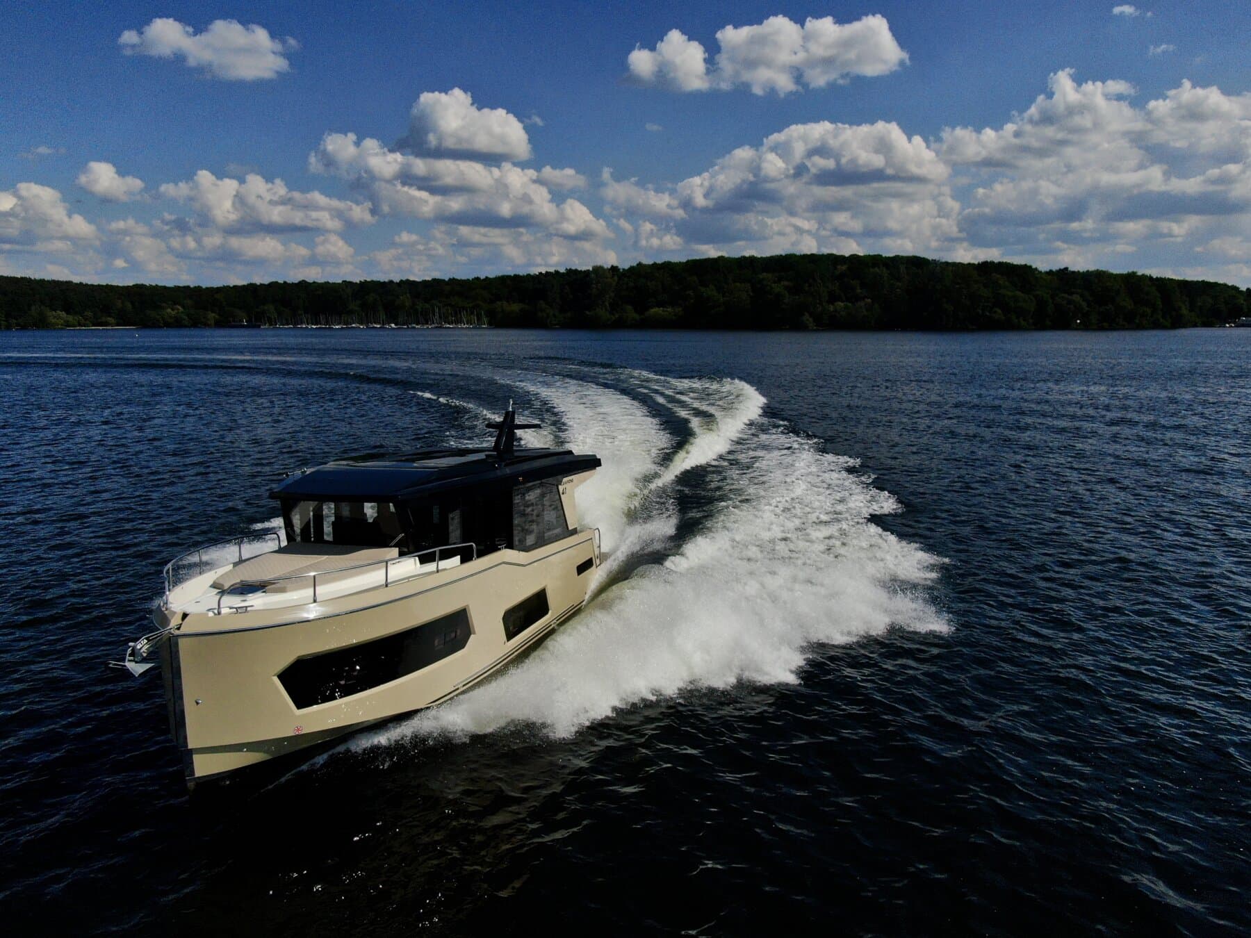 Cobra Yachts Campione 41 Coupe – Bild 3