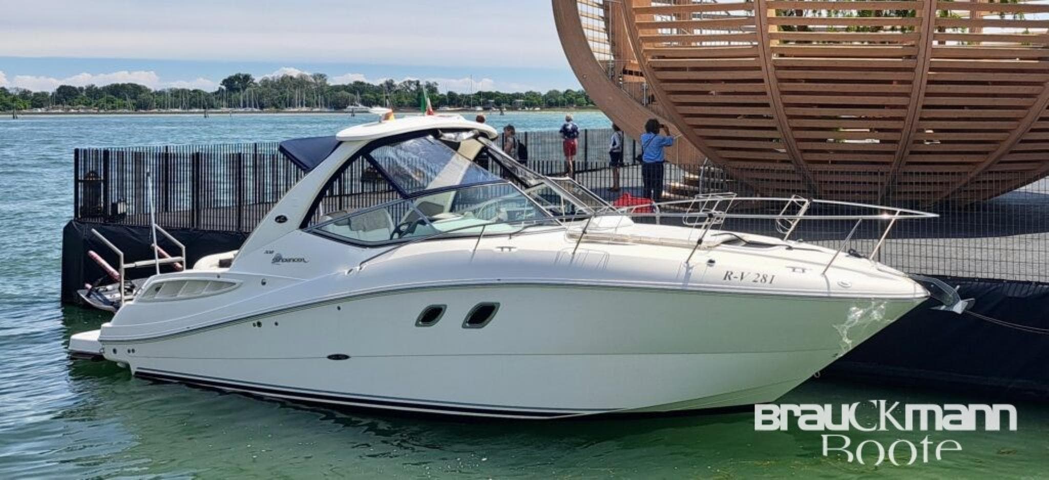Sea Ray 335 Sundancer mit absenkbarer Badeplattform