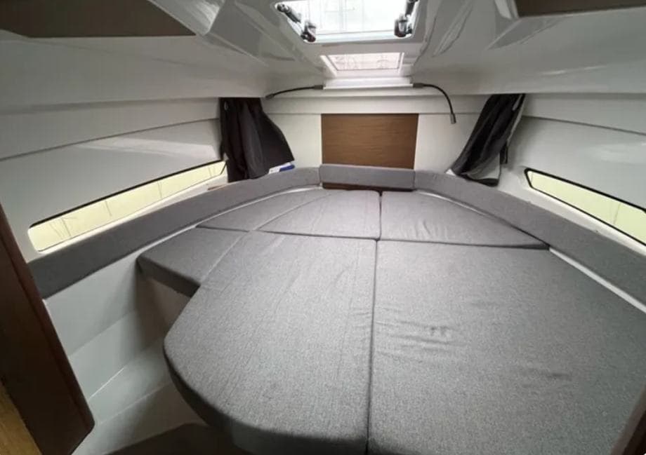 BENETEAU ANTARES 9 OB SUZUKI 200KS - INCE – Bild 4