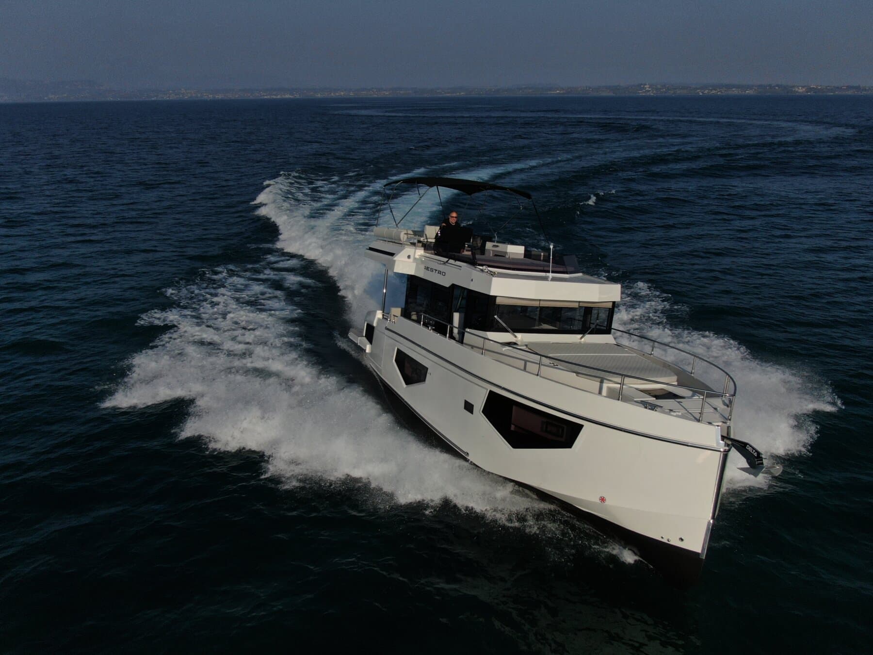 Cobra Yachts Maestro 42 Flybridge – Bild 3