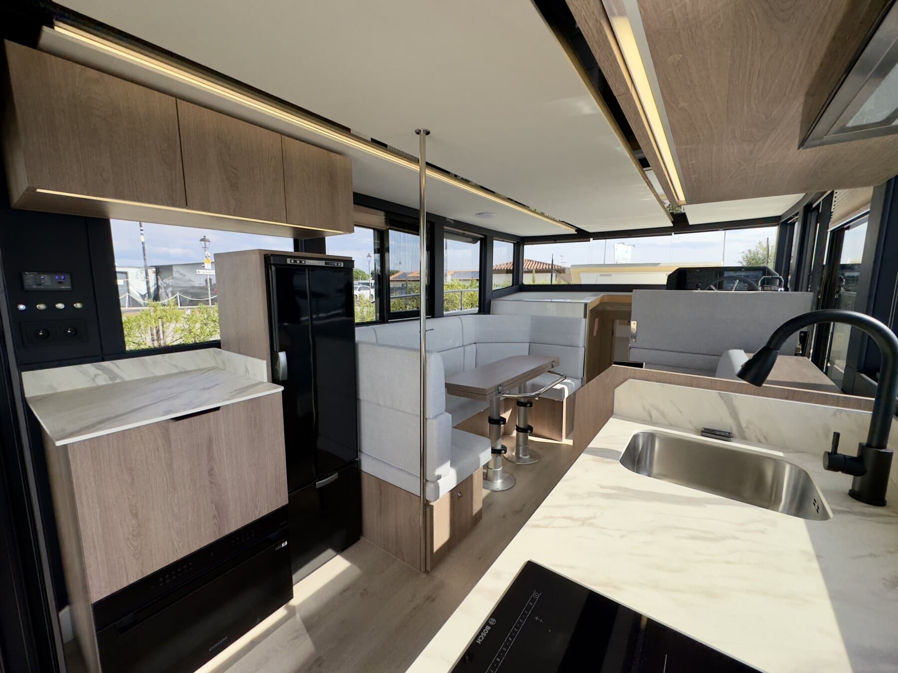 Cobra Yachts Maestro 42 Flybridge – Bild 4