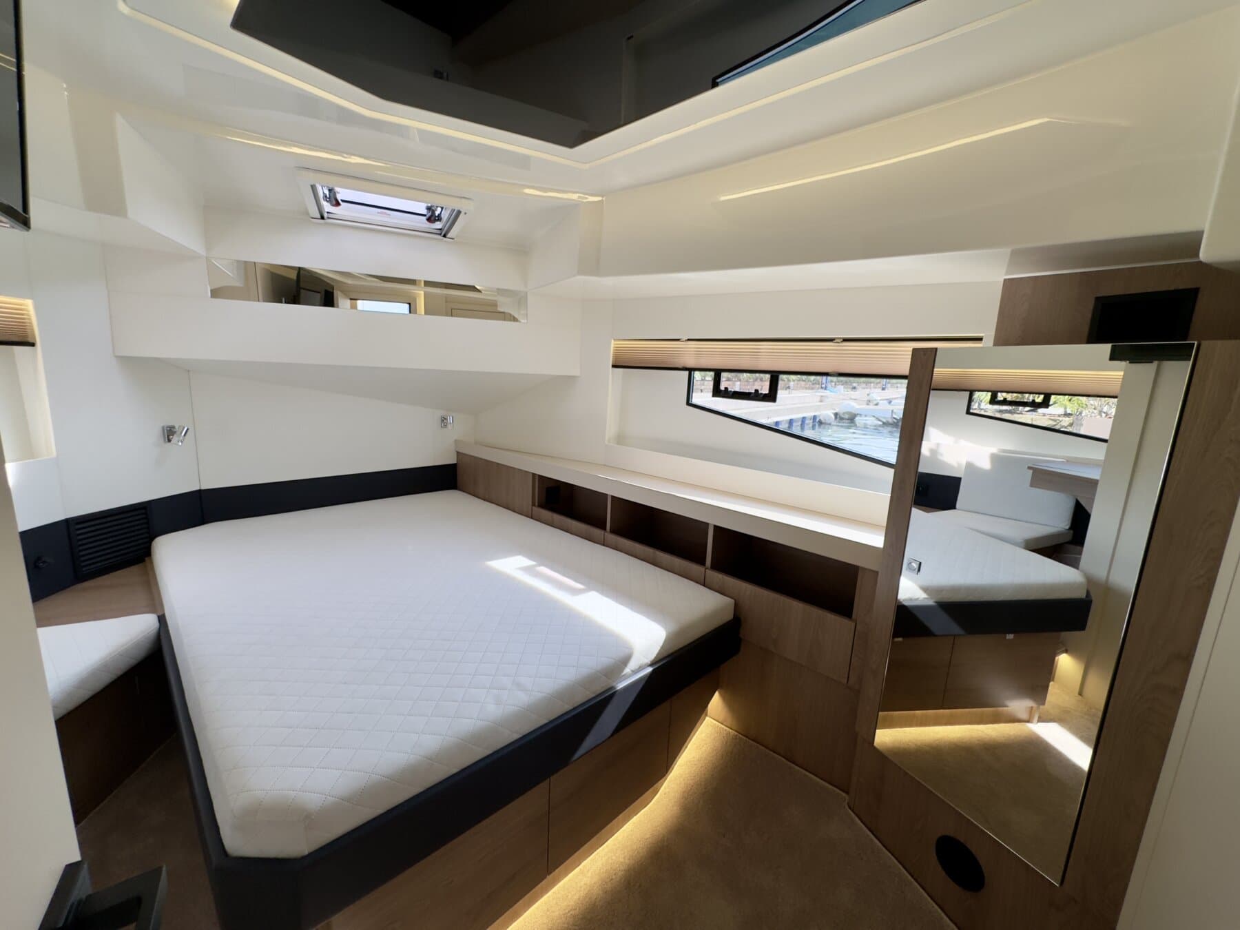 Cobra Yachts Maestro 42 Flybridge – Bild 6