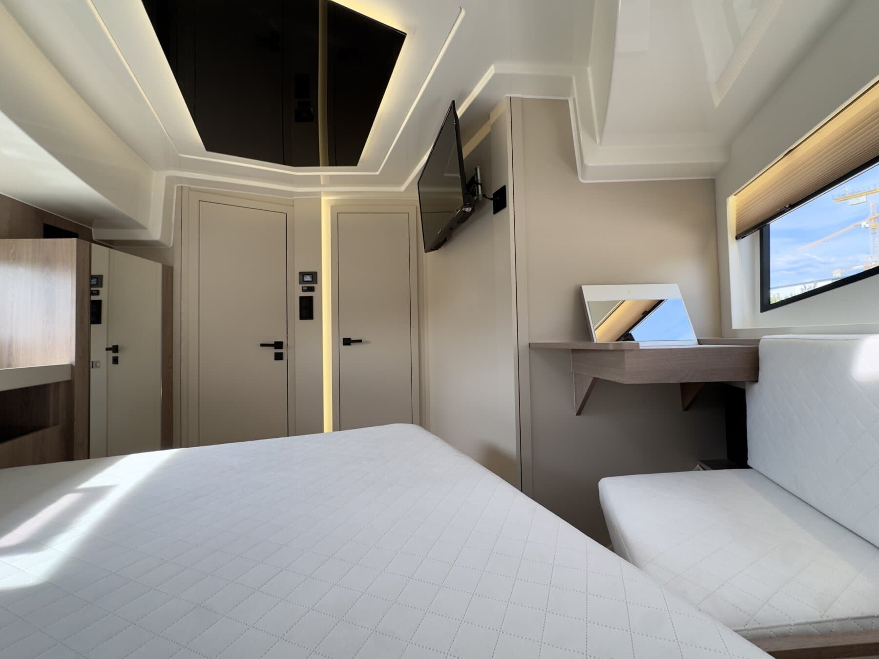 Cobra Yachts Maestro 42 Flybridge – Bild 7