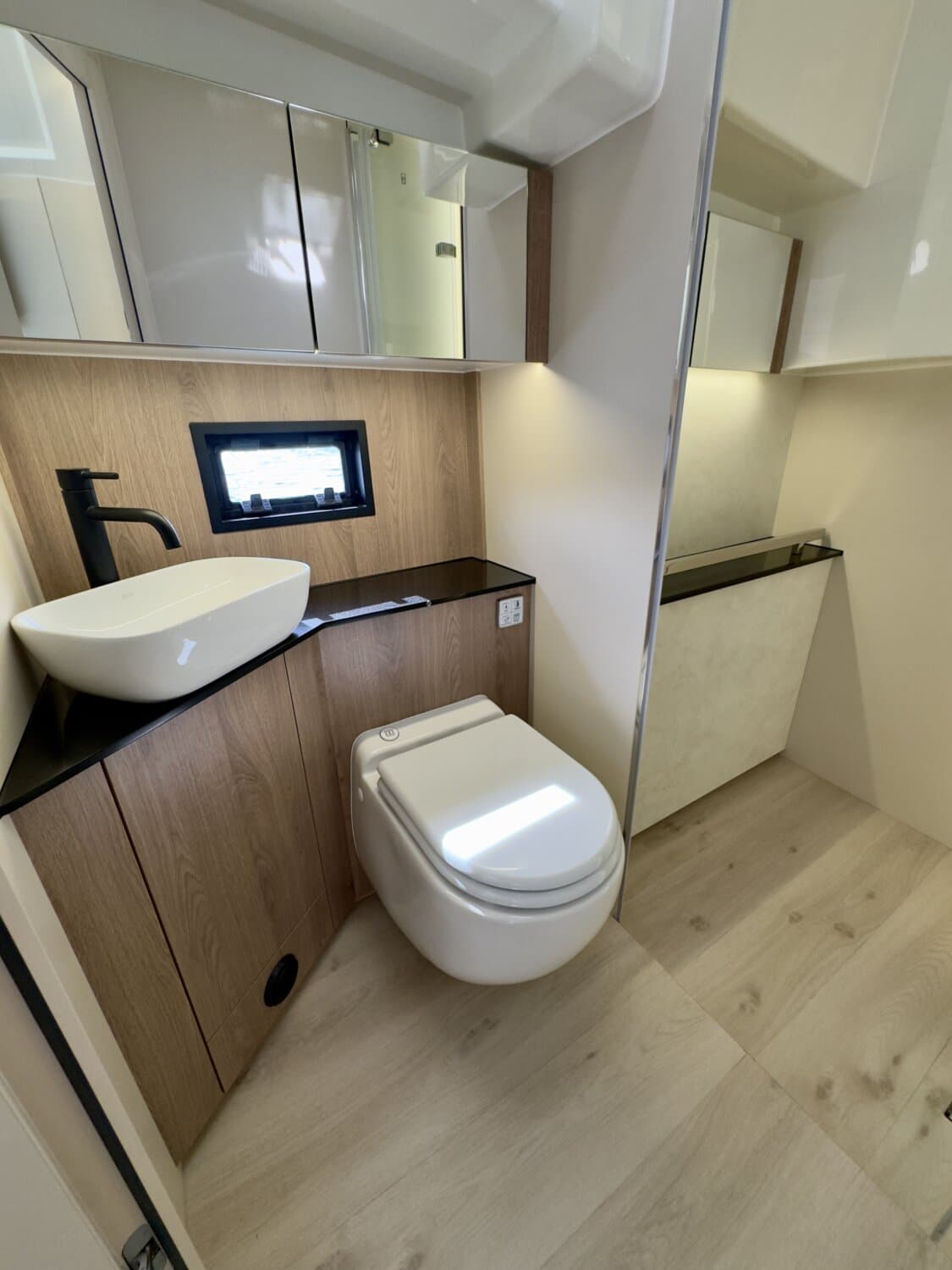 Cobra Yachts Maestro 42 Flybridge – Bild 8