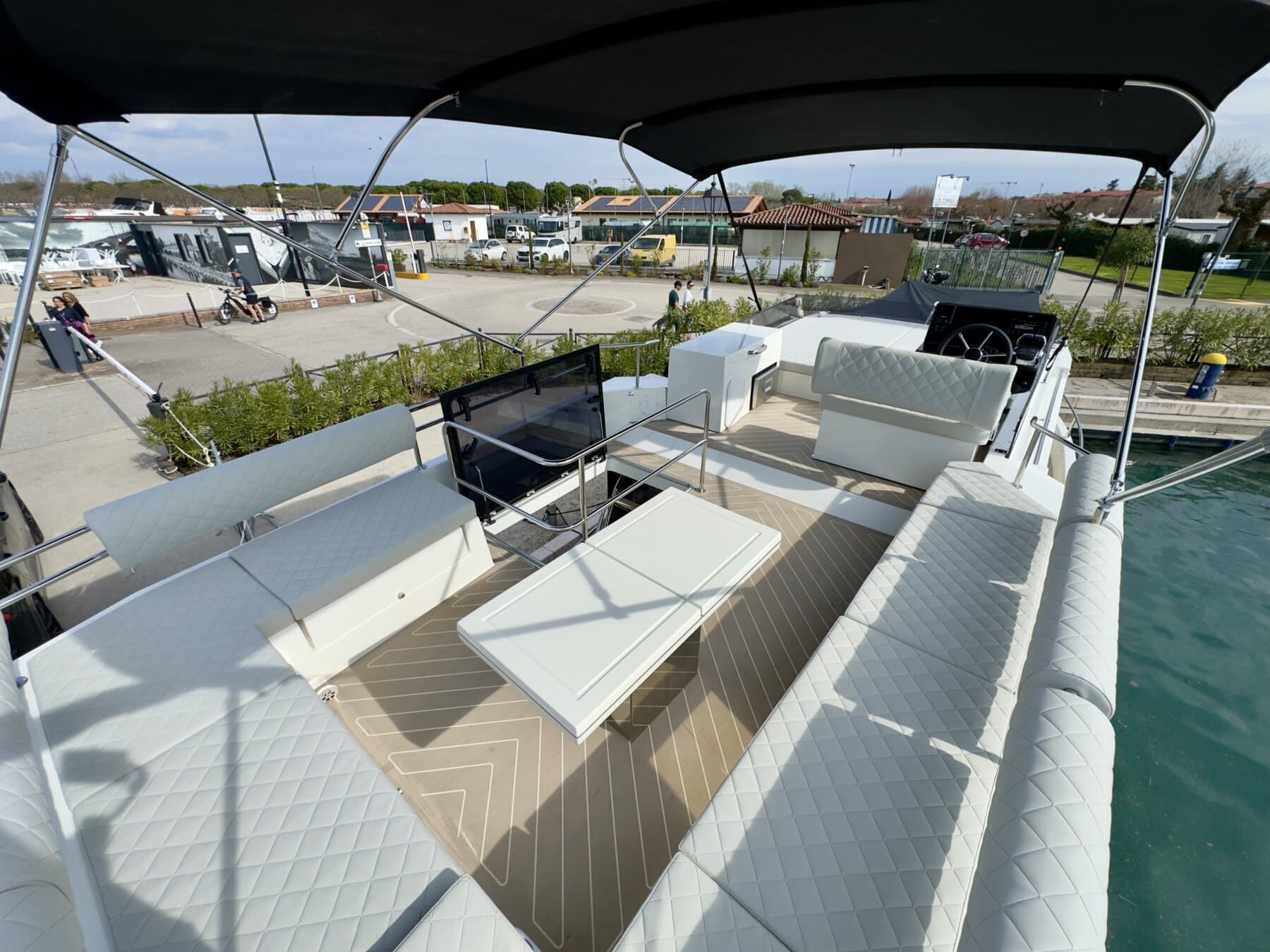 Cobra Yachts Maestro 42 Flybridge – Bild 11