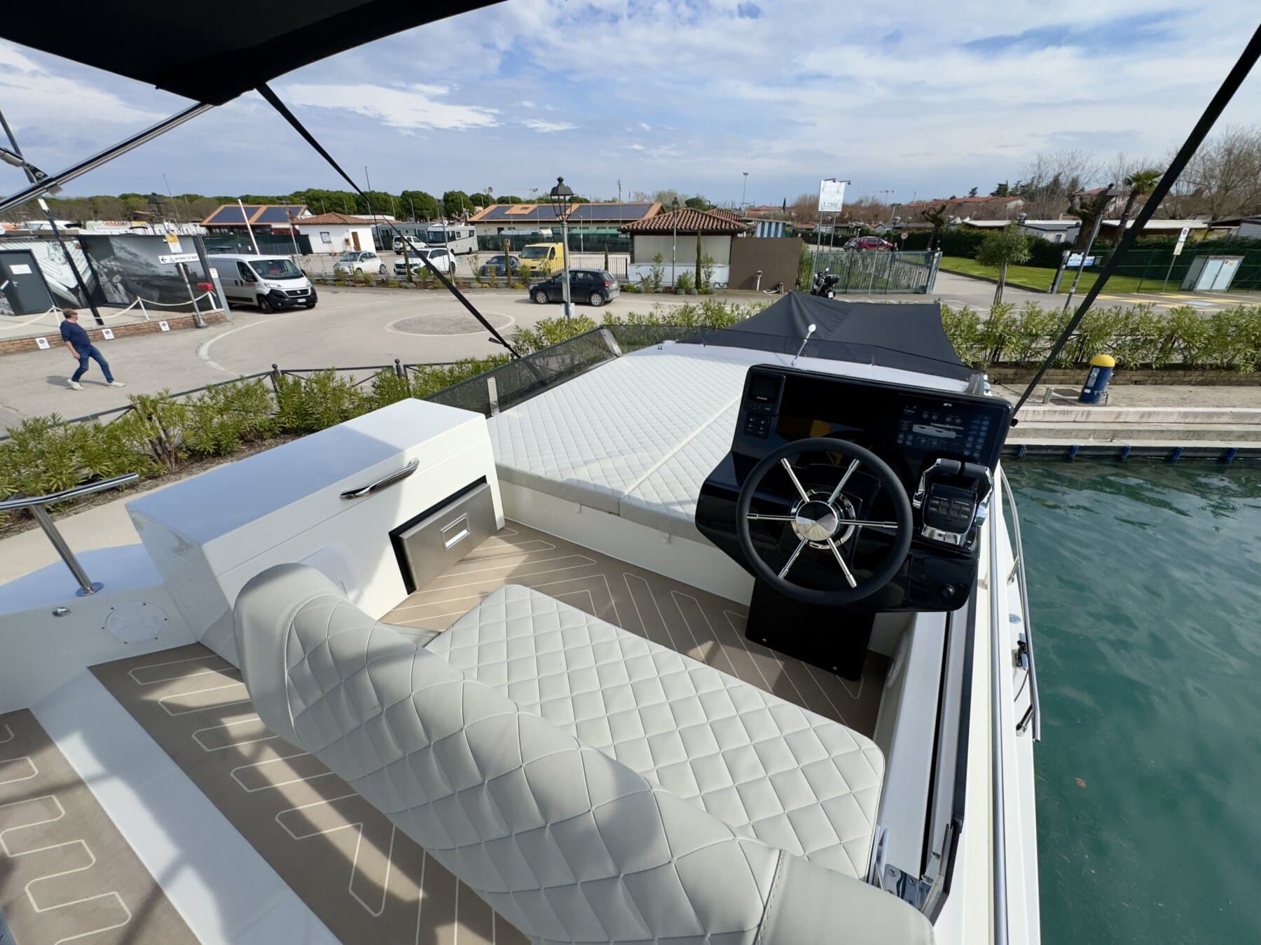 Cobra Yachts Maestro 42 Flybridge – Bild 12