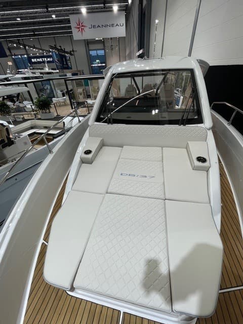 Jeanneau DB-37 OB Messeboot "boot 2026"