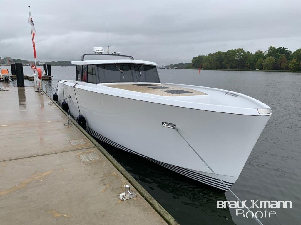 Motoryacht Stella    Minimalistisches Design Maximale Pe