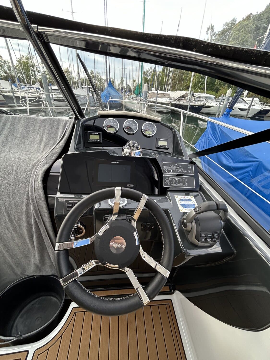 Europe Marine, Viper 323 HT – Bild 4