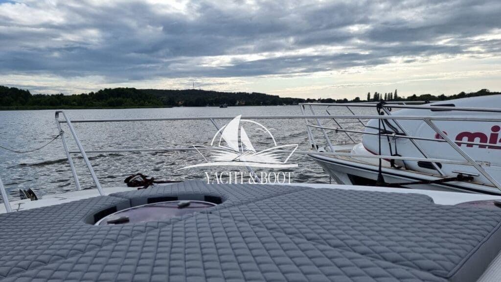 Bavaria 33 Sport | 2× V8, 450 PS, nur Süßwasser genutzt – Bild 18
