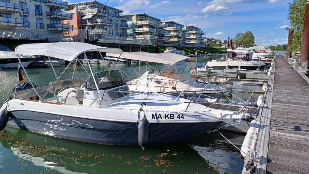 Aquabat Sportboot Sport Infinity 21 mit Straßentrailer