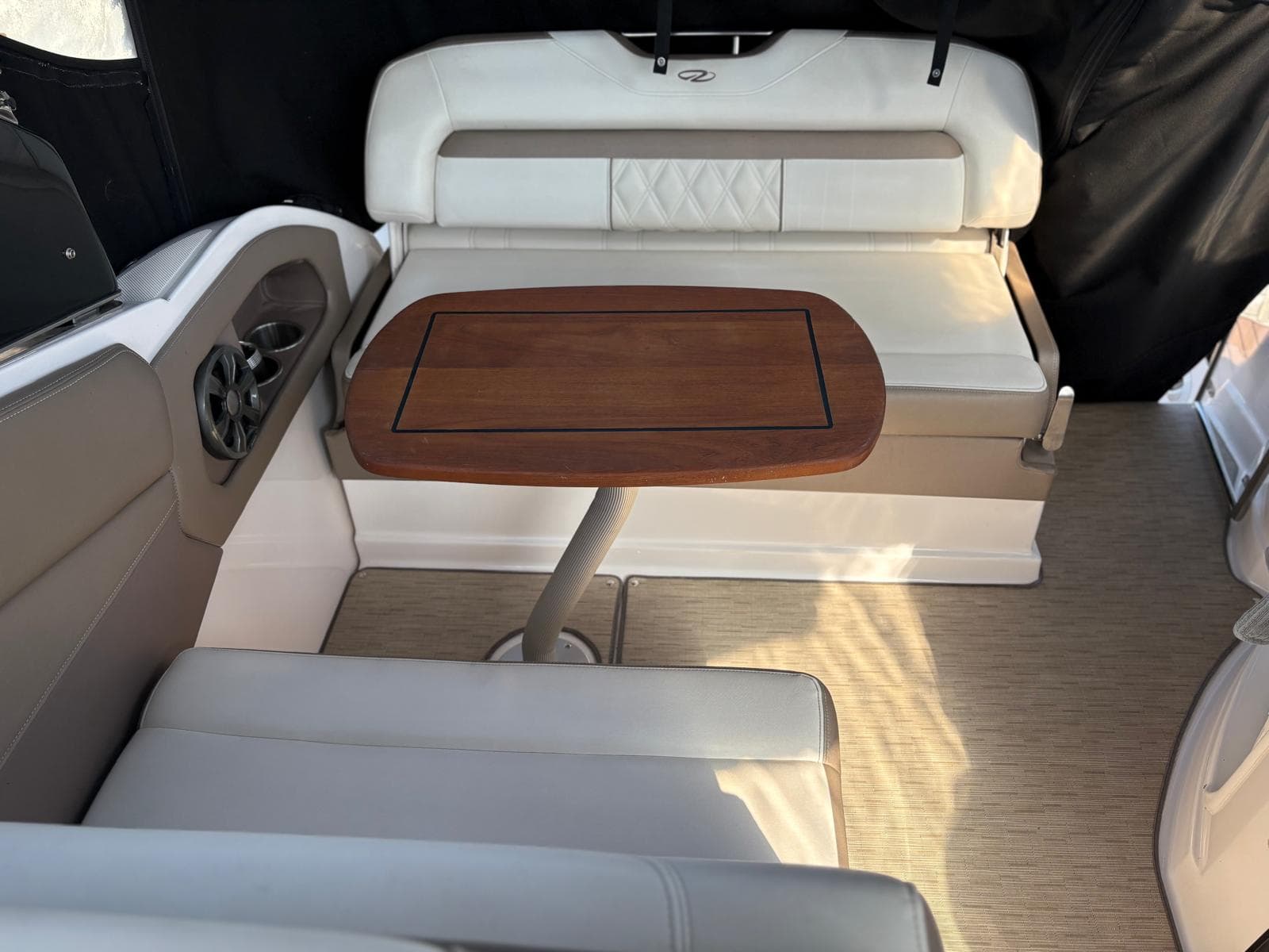 Regal 28 Express – Bild 6