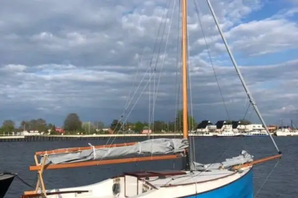 Cape Henry 21 | Baujahr 2022, nur 15 Std., Schwenkkiel